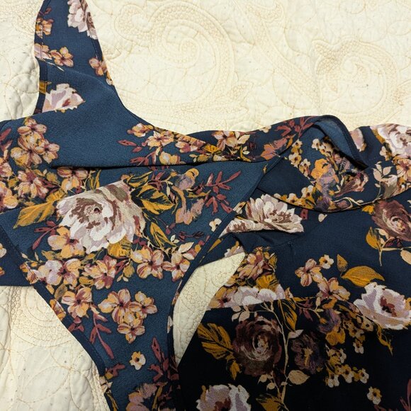 In Every Story Women's Floral Top Sz. X Blue Floral - Picture 8 of 11